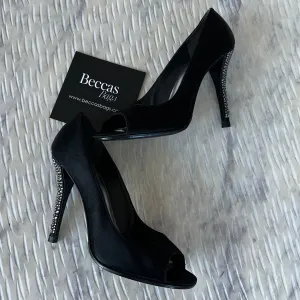 STUART
WEITZMAN
Black Satin Crystal Heel Peep Toe Pumps